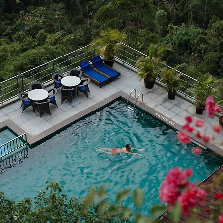 The Panoramic Getaway Hotel Мунар Екстериор снимка The swimming pool at the hotel
