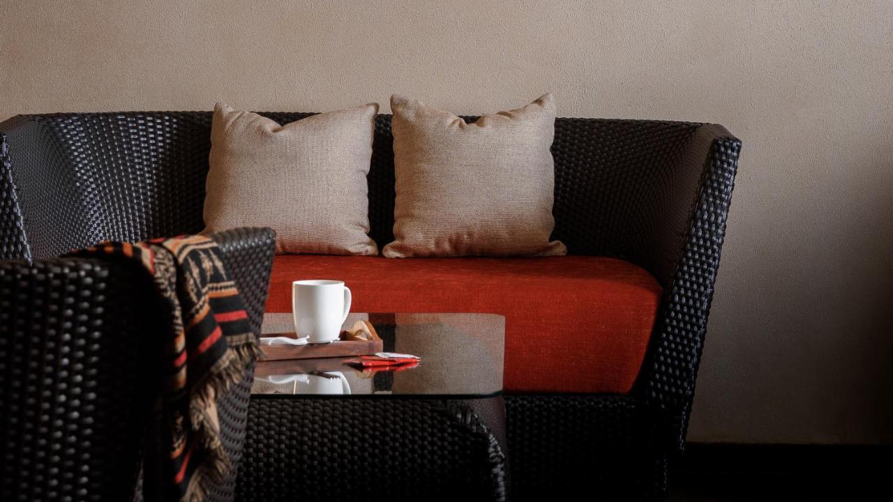 The Panoramic Getaway Hotel Мунар Екстериор снимка A rattan sofa