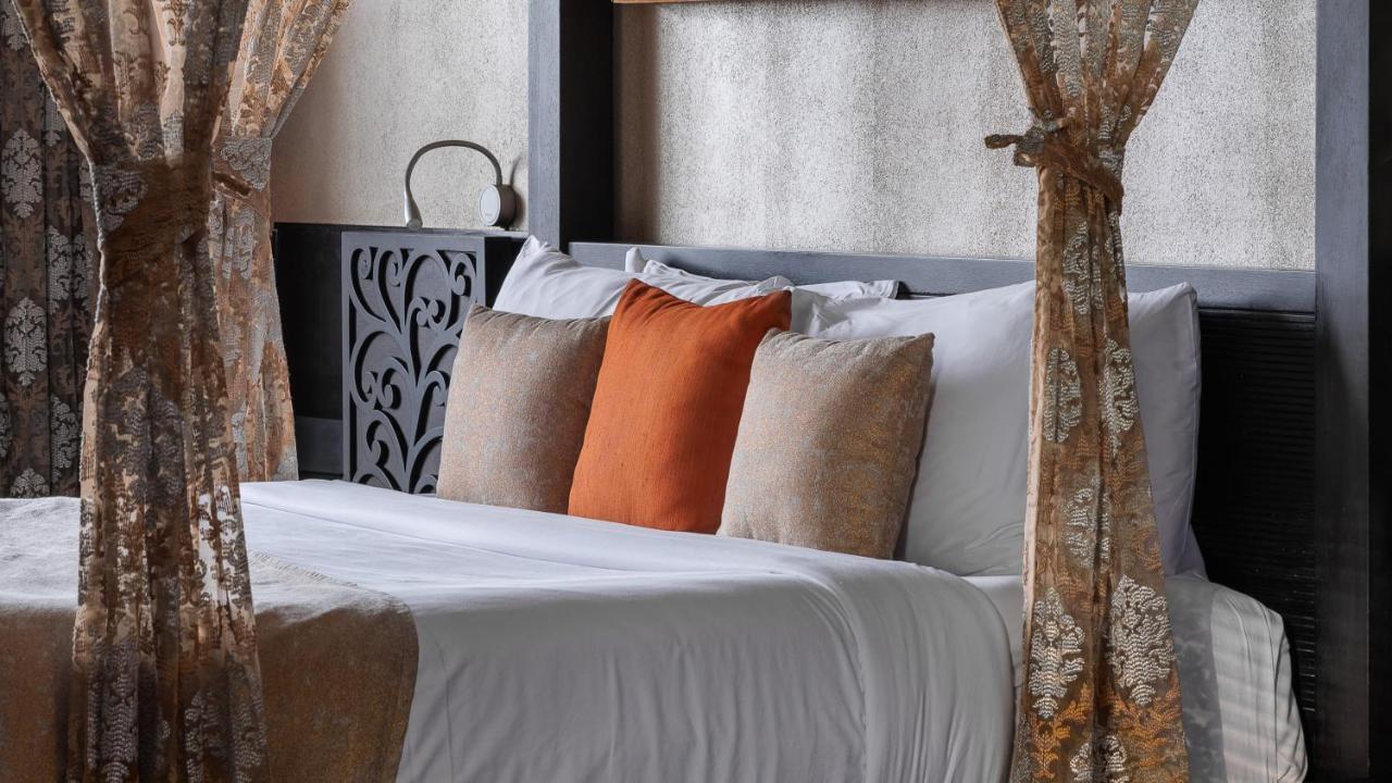 The Panoramic Getaway Hotel Мунар Екстериор снимка A bed with cushions