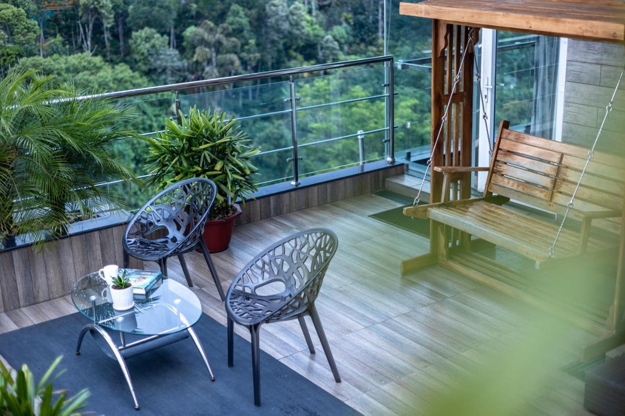 The Panoramic Getaway Hotel Мунар Екстериор снимка A balcony
