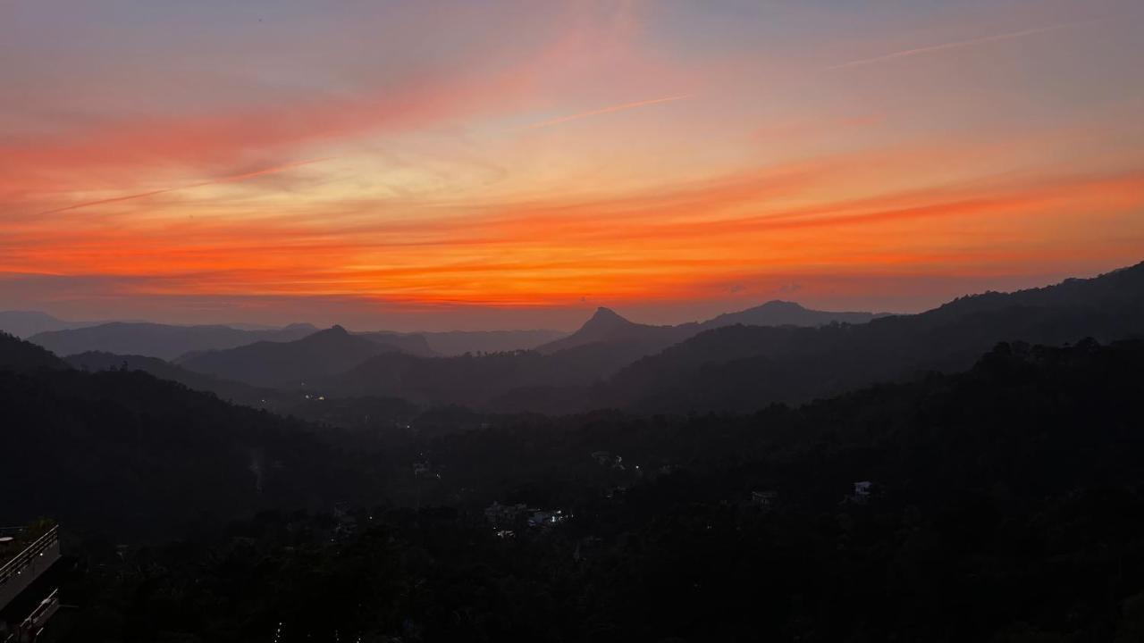 The Panoramic Getaway Hotel Мунар Екстериор снимка Sunset over the Santa Monica Mountains
