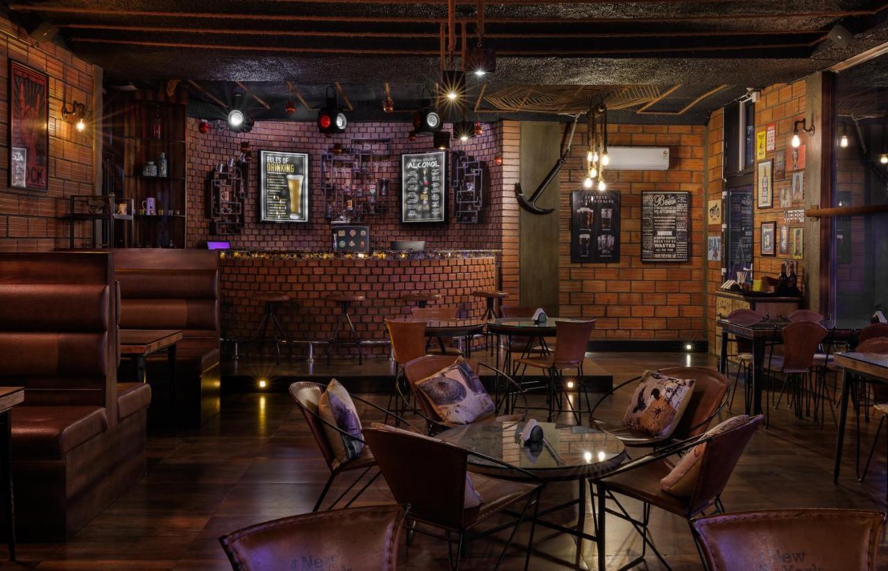 The Panoramic Getaway Hotel Мунар Екстериор снимка The interior of the bar