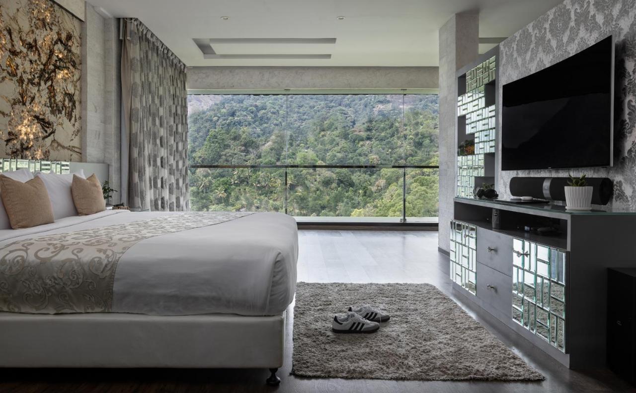 The Panoramic Getaway Hotel Мунар Екстериор снимка A bedroom at the hotel