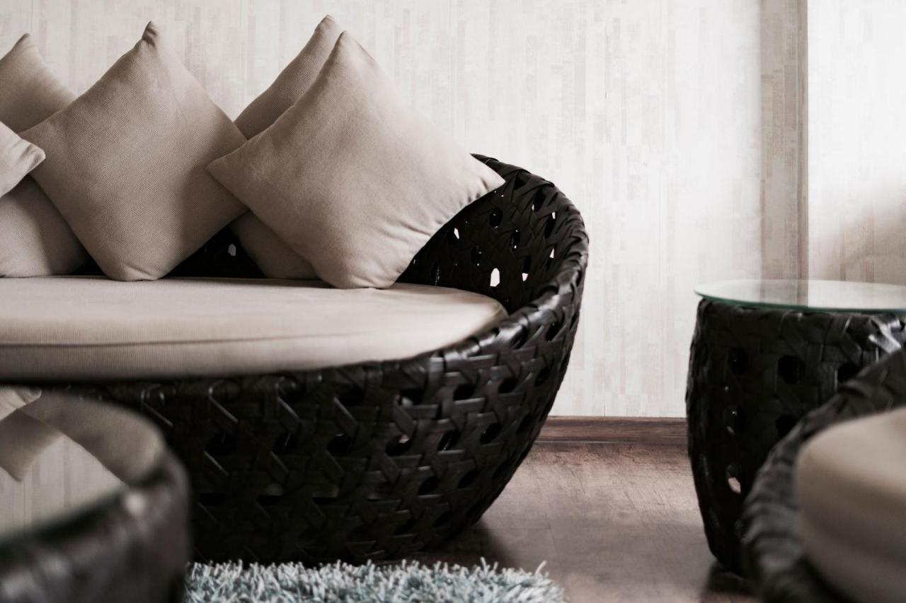The Panoramic Getaway Hotel Мунар Екстериор снимка A rattan chair