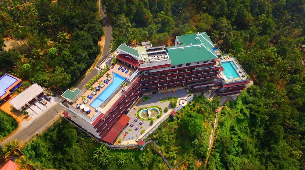 The Panoramic Getaway Hotel Мунар Екстериор снимка Aerial view of the hotel