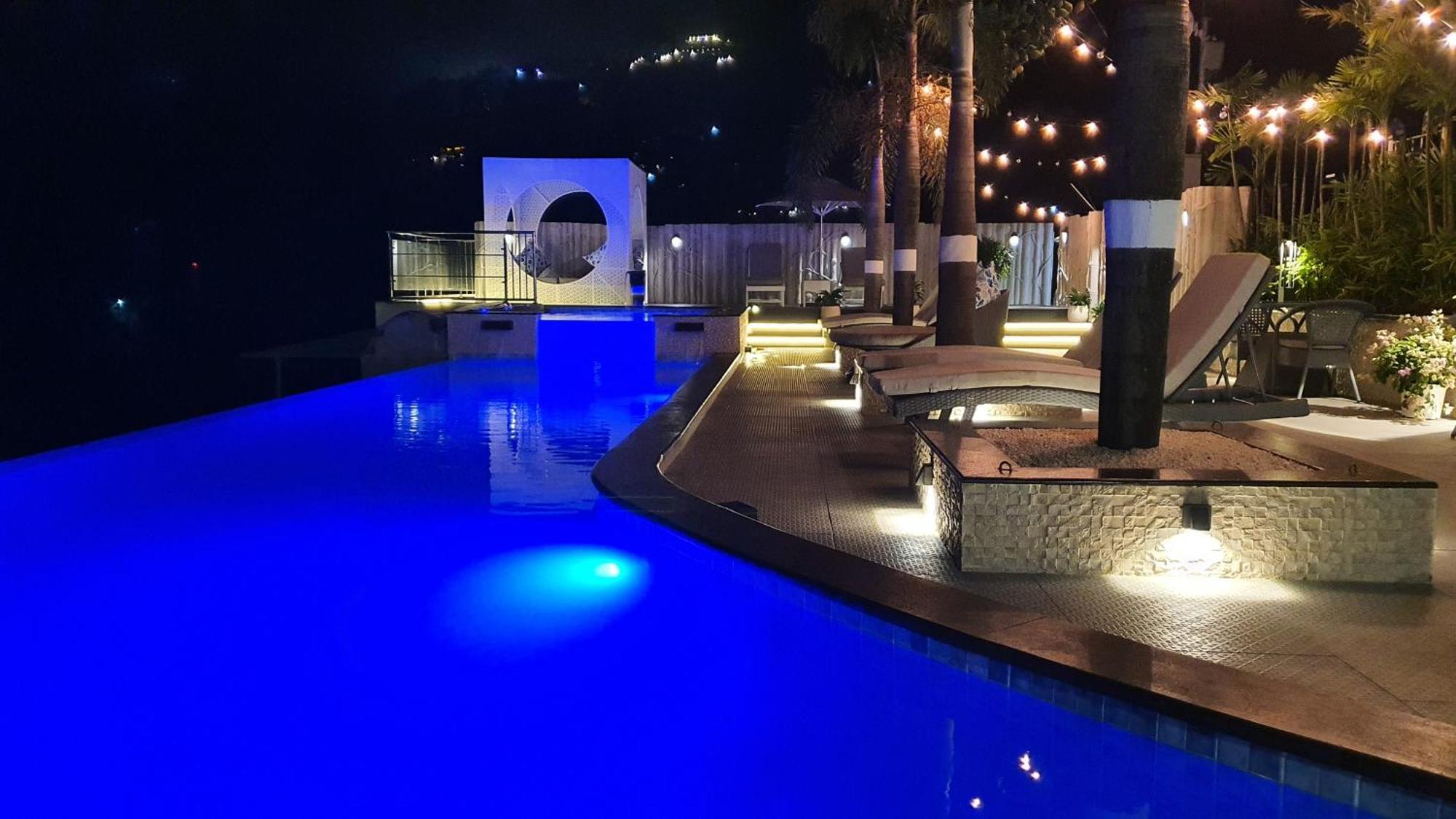 The Panoramic Getaway Hotel Мунар Екстериор снимка The pool at the hotel