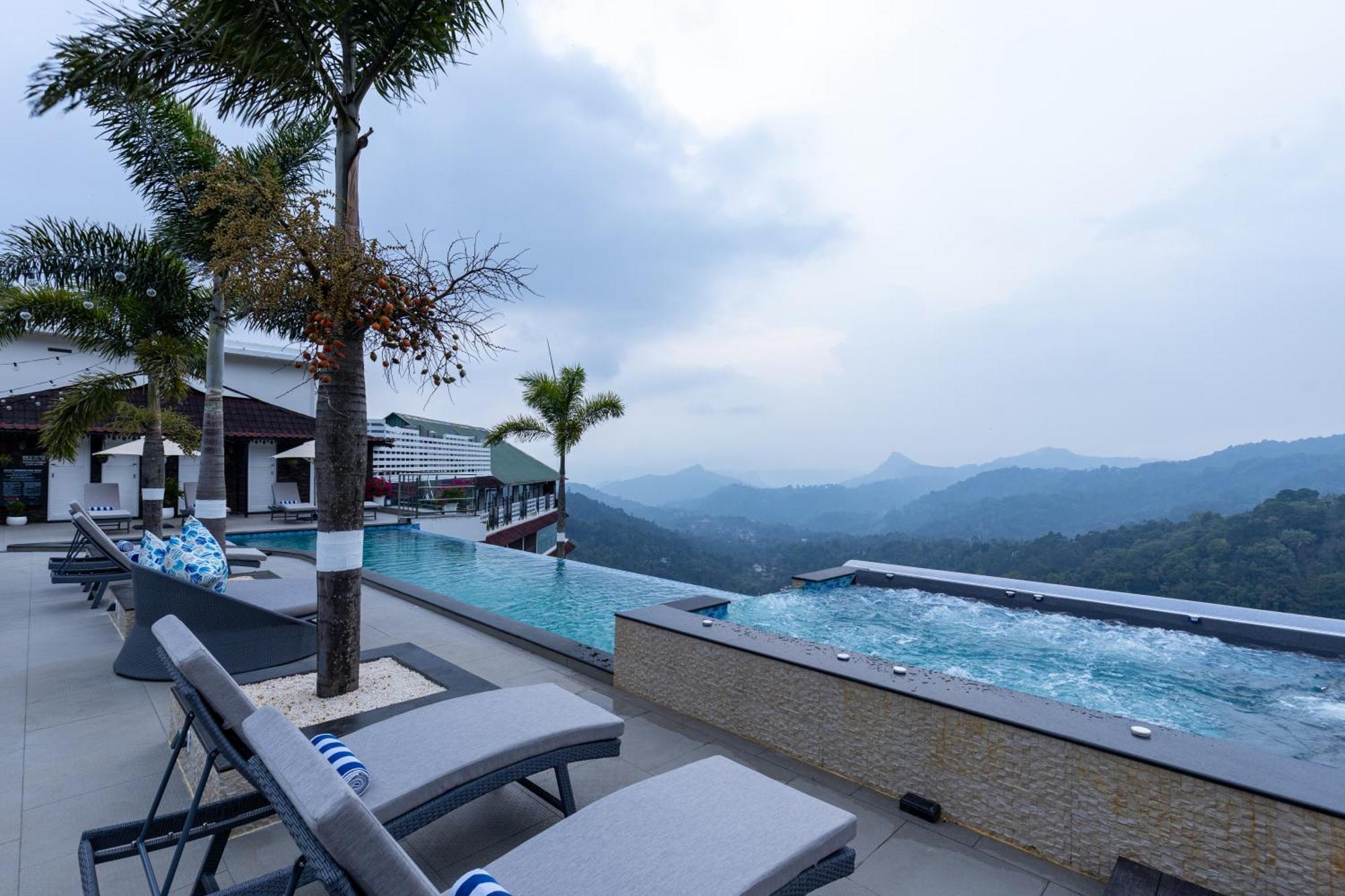 The Panoramic Getaway Hotel Мунар Екстериор снимка The swimming pool at the resort