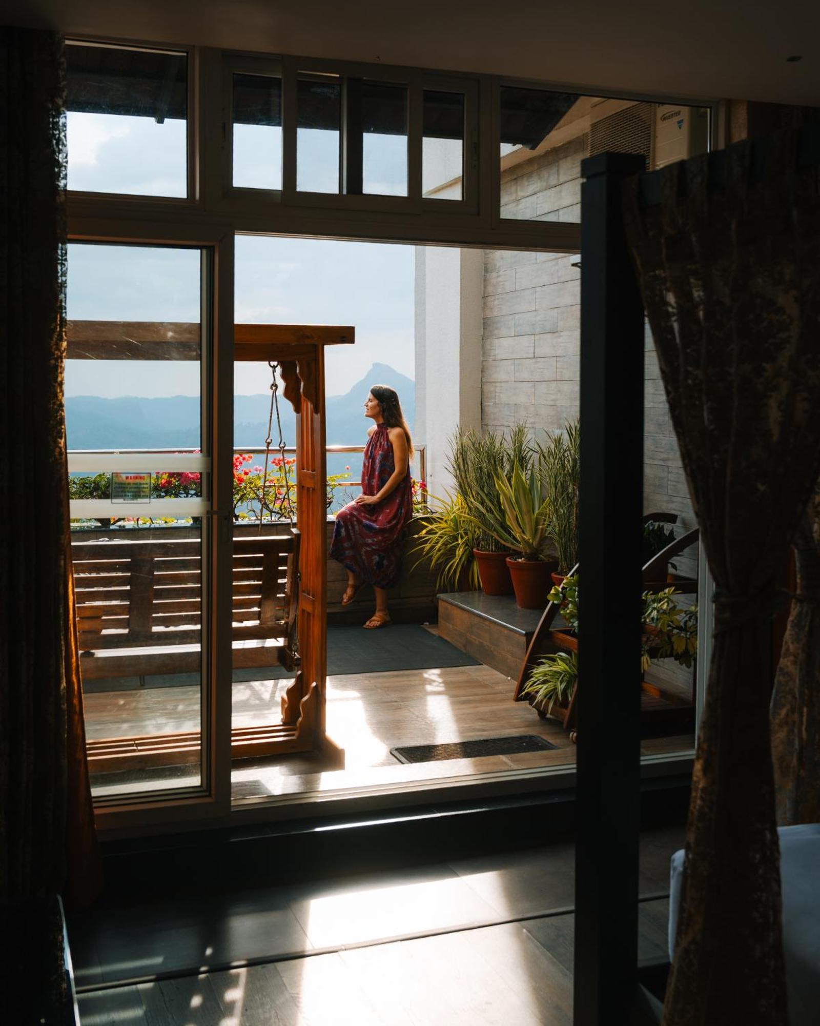 The Panoramic Getaway Hotel Мунар Екстериор снимка A woman on a balcony