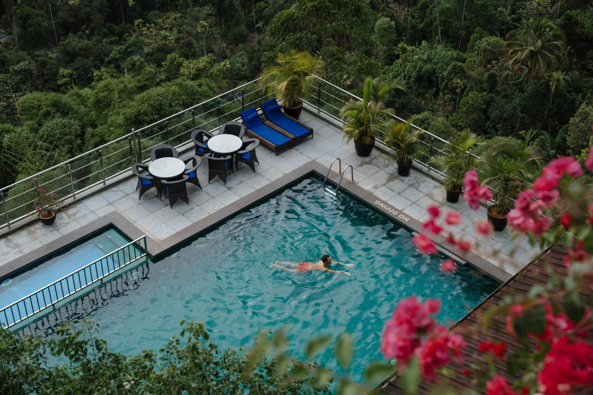 The Panoramic Getaway Hotel Мунар Екстериор снимка The swimming pool at the hotel