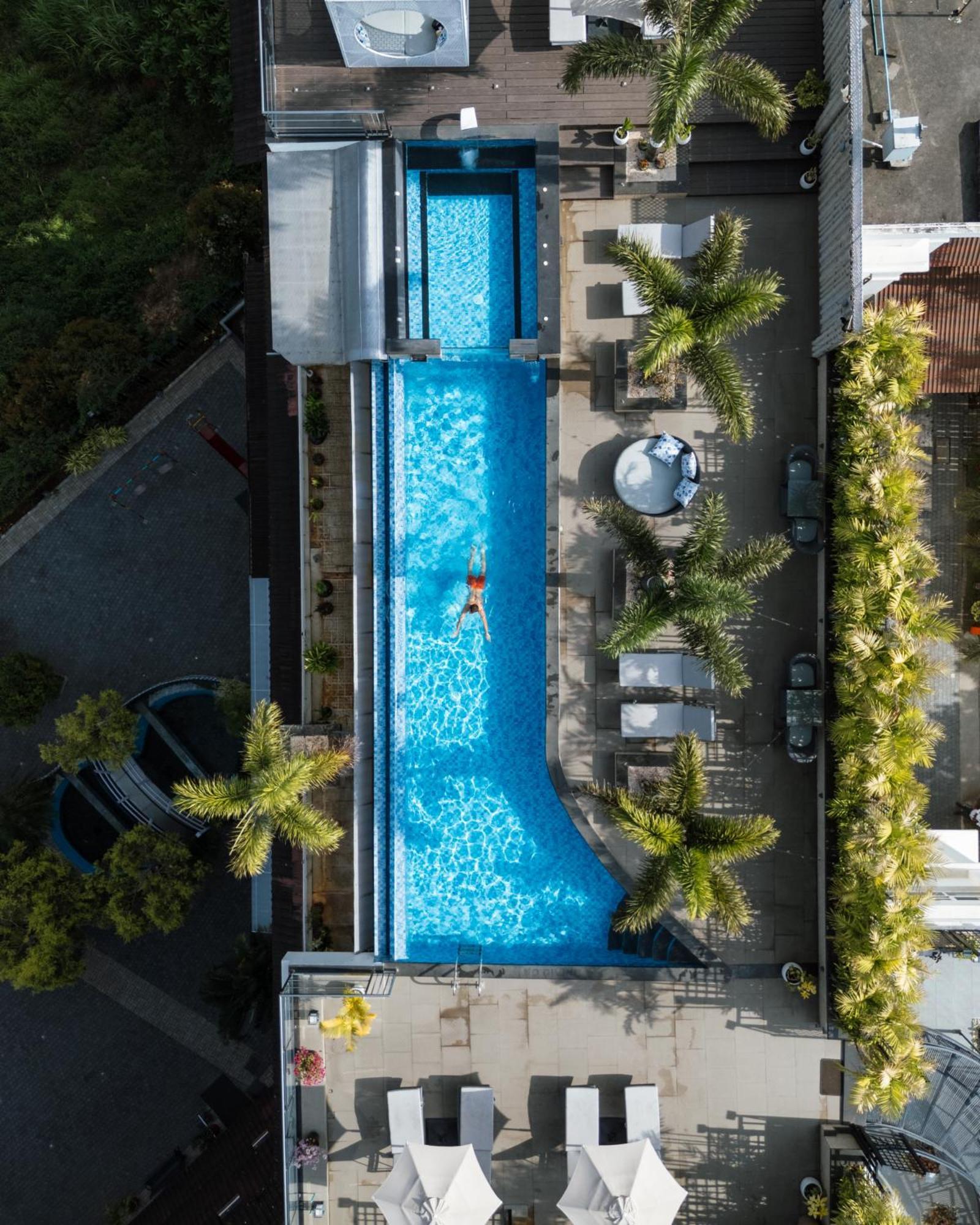 The Panoramic Getaway Hotel Мунар Екстериор снимка Aerial view of the pool