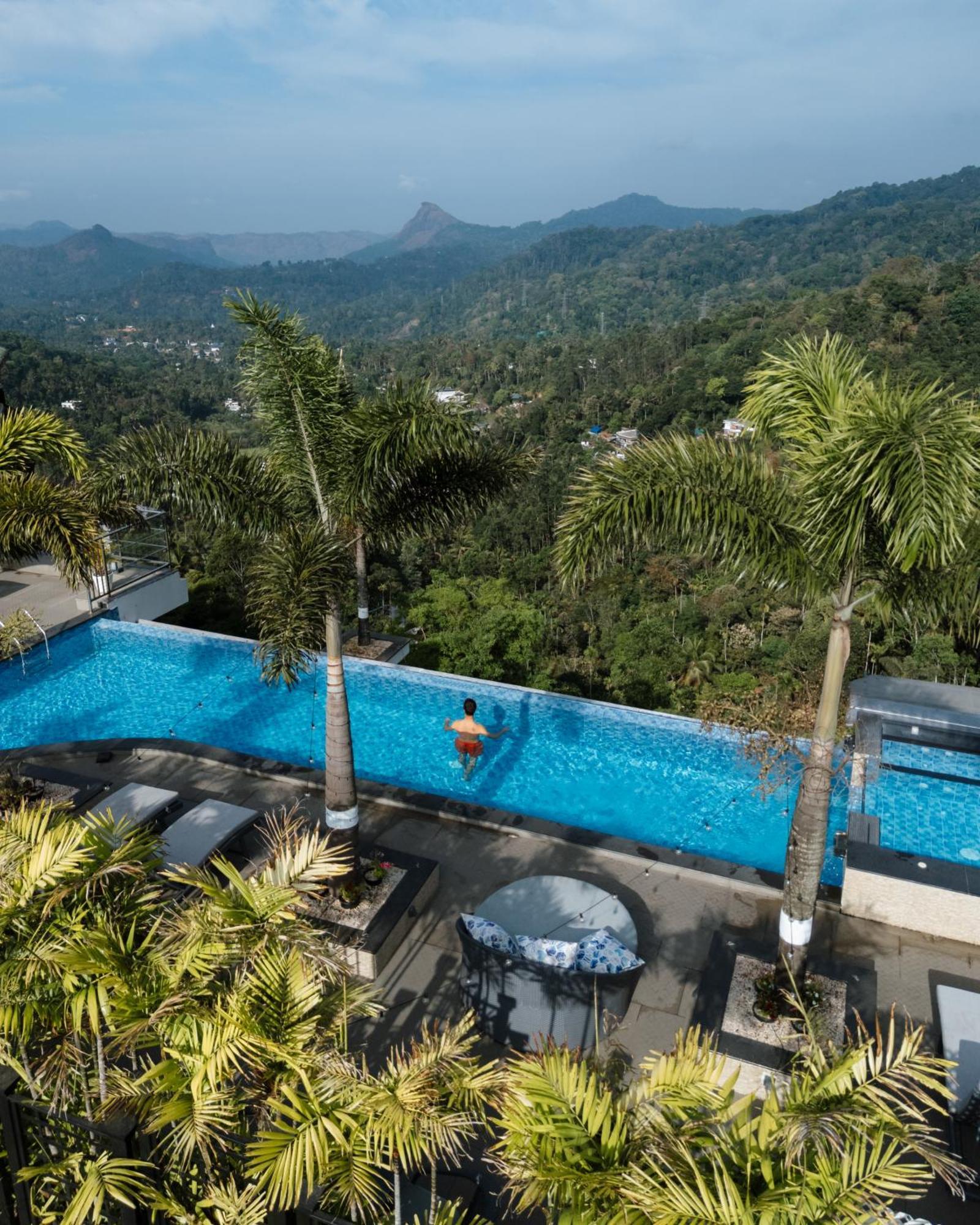 The Panoramic Getaway Hotel Мунар Екстериор снимка Infinity pool at the Le Méridien, Phuket Resort & Spa