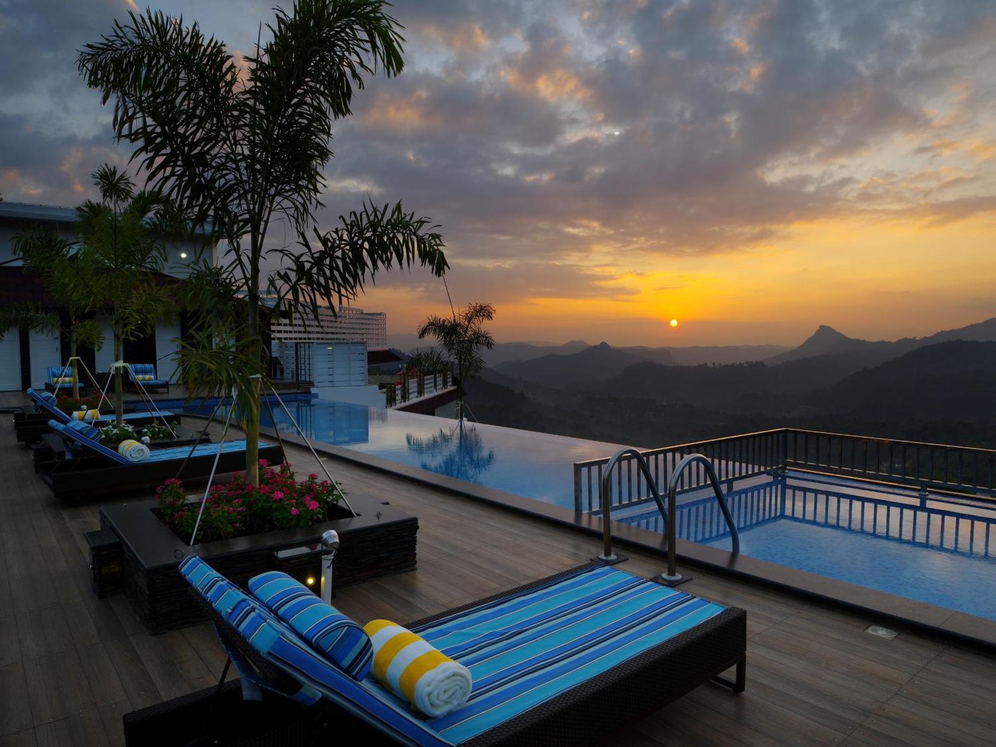 The Panoramic Getaway Hotel Мунар Екстериор снимка