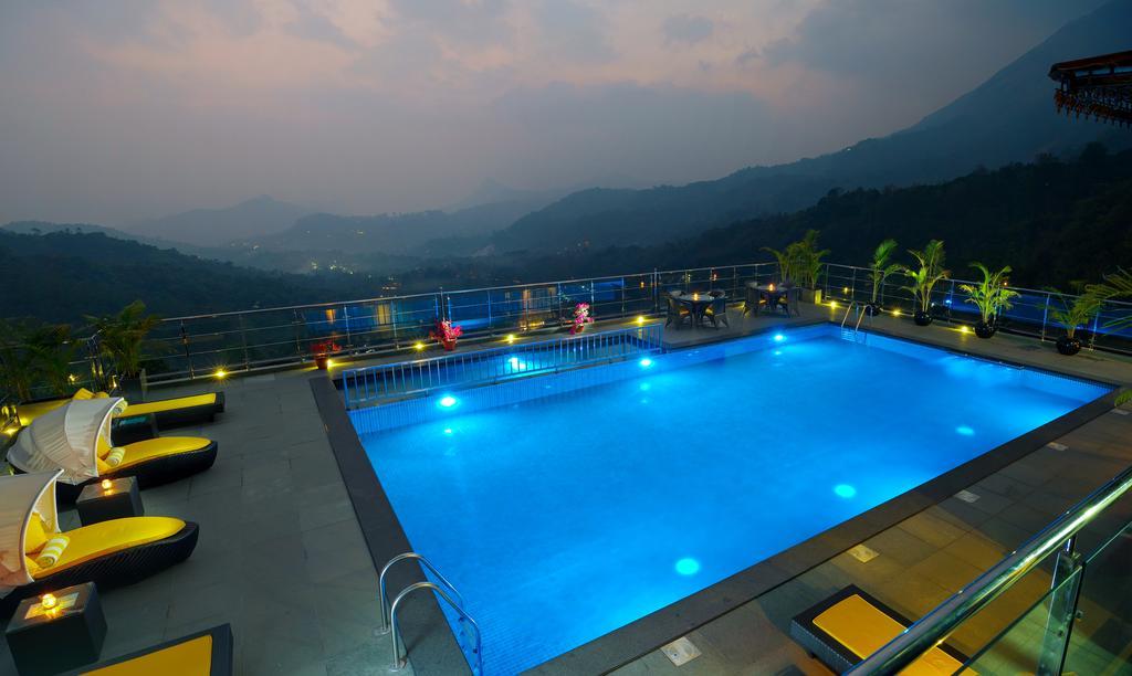 The Panoramic Getaway Hotel Мунар Екстериор снимка The swimming pool at the resort