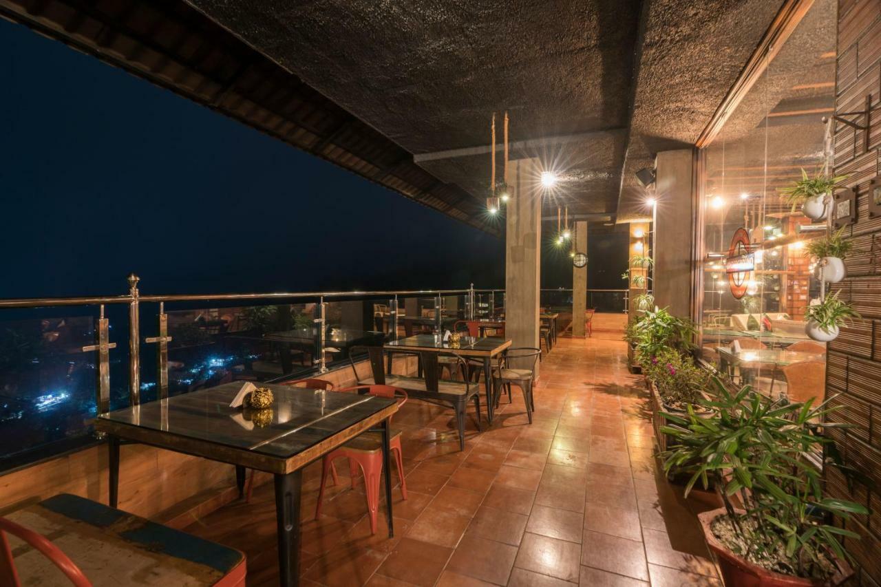 The Panoramic Getaway Hotel Мунар Екстериор снимка Sky Bar