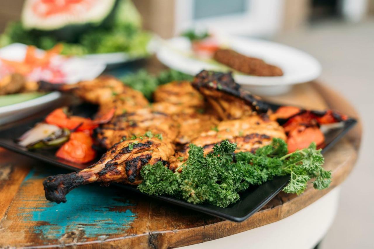 The Panoramic Getaway Hotel Мунар Екстериор снимка Grilled chicken