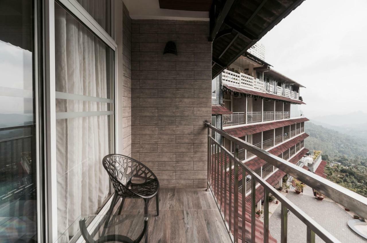 The Panoramic Getaway Hotel Мунар Екстериор снимка A balcony