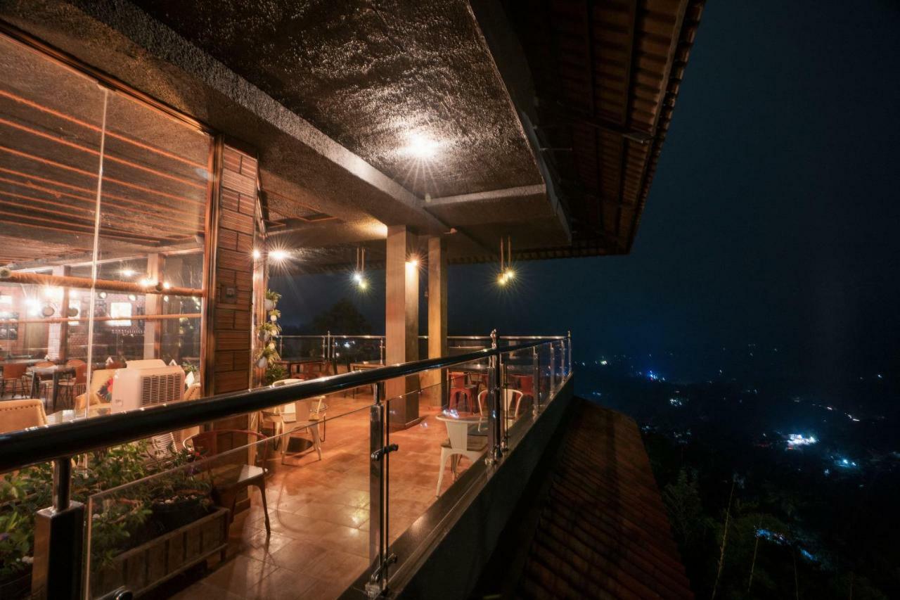 The Panoramic Getaway Hotel Мунар Екстериор снимка The restaurant at the top of the tower