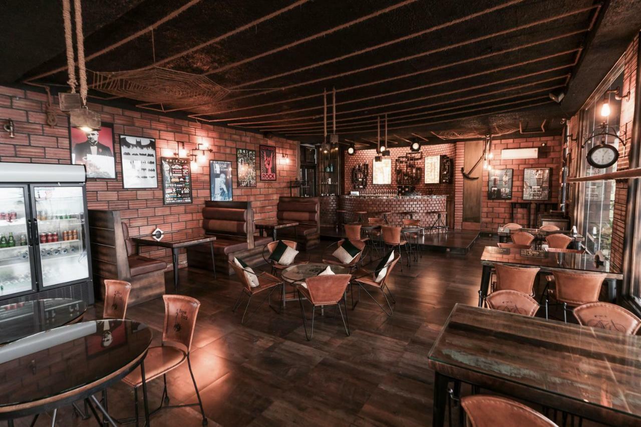 The Panoramic Getaway Hotel Мунар Екстериор снимка Interior of the restaurant